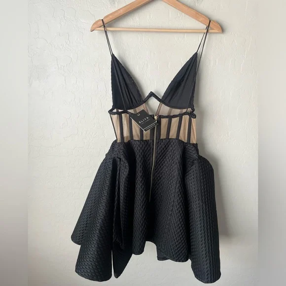 Elegant Black Dress - Picture 9 of 15